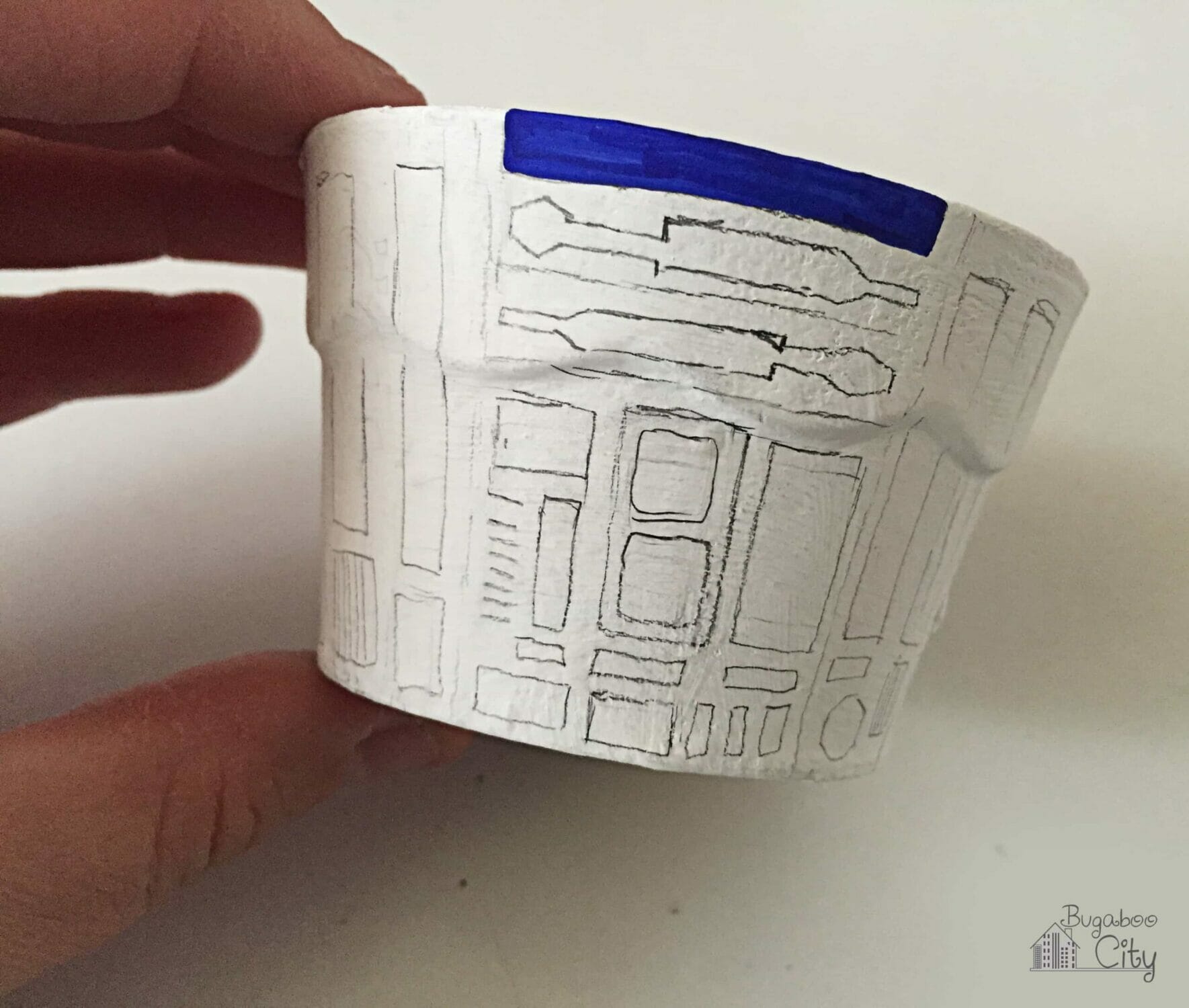 Pencil drawings on the cupcake treat box with details of R2D2.