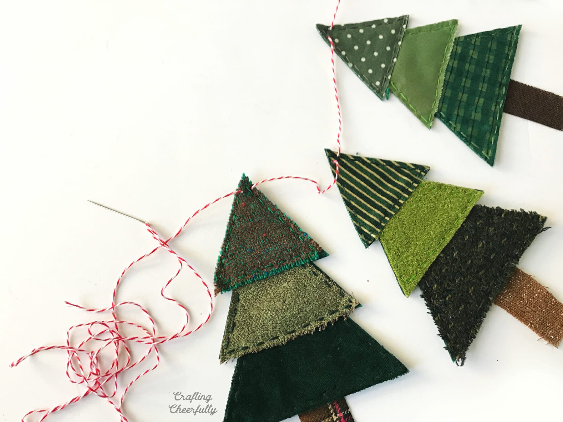 Christmas tree banner made with fabric scraps and felt. 