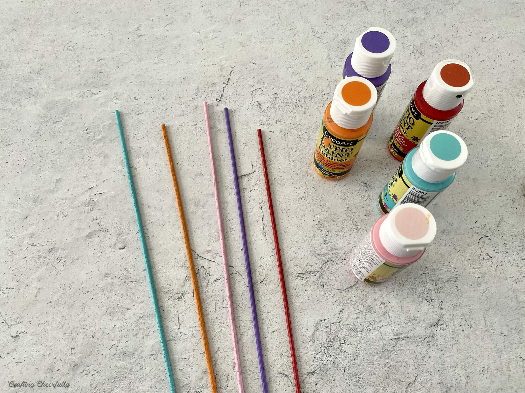 Five wooden screwers are painted with acrylic paint.