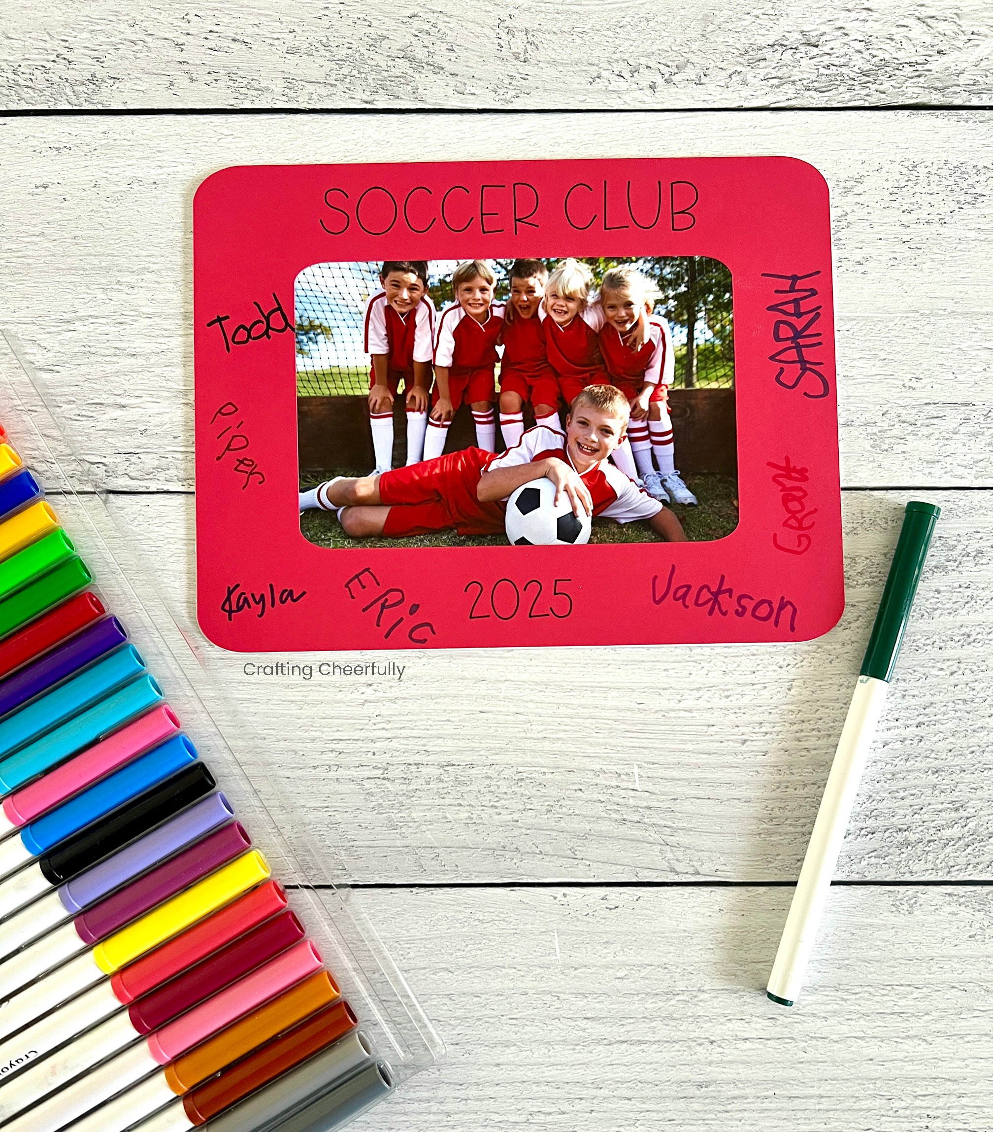 Markers are used to sign the photo frame.